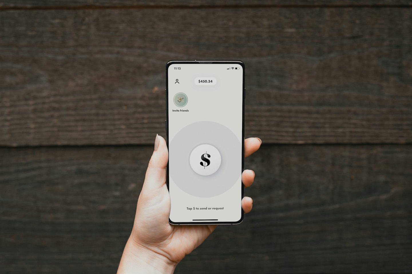 Hand hält Smartphone mit Mobile-Payment-App.